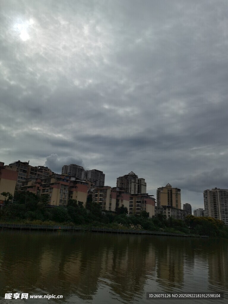 阴云下的城市湖畔风景