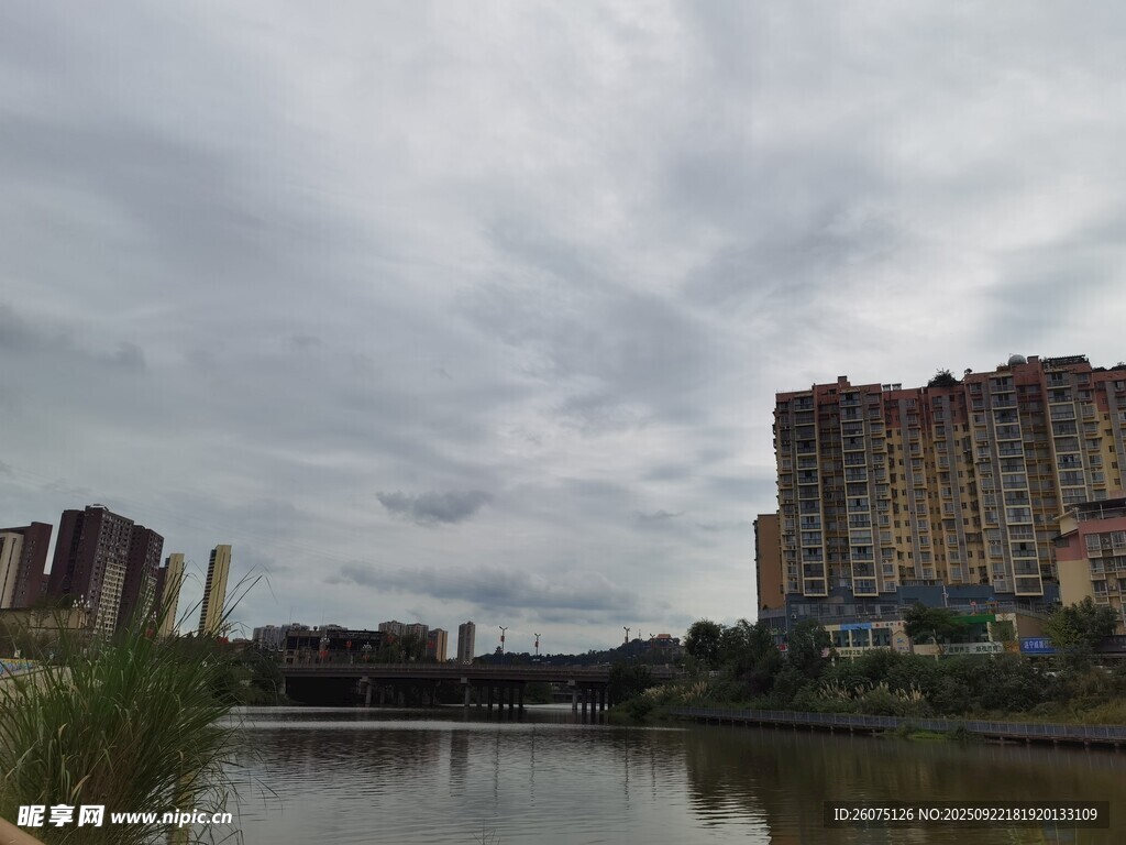 河畔城市风景
