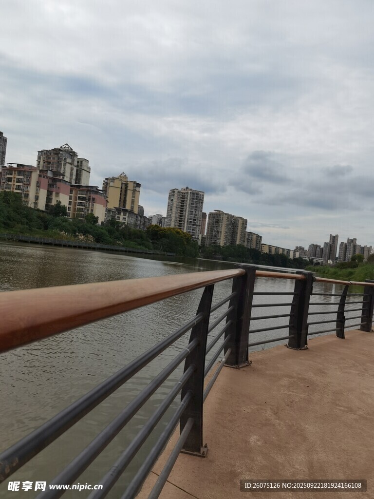 河畔步道与远处城市景观