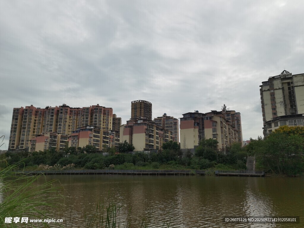 湖畔林立的现代住宅区