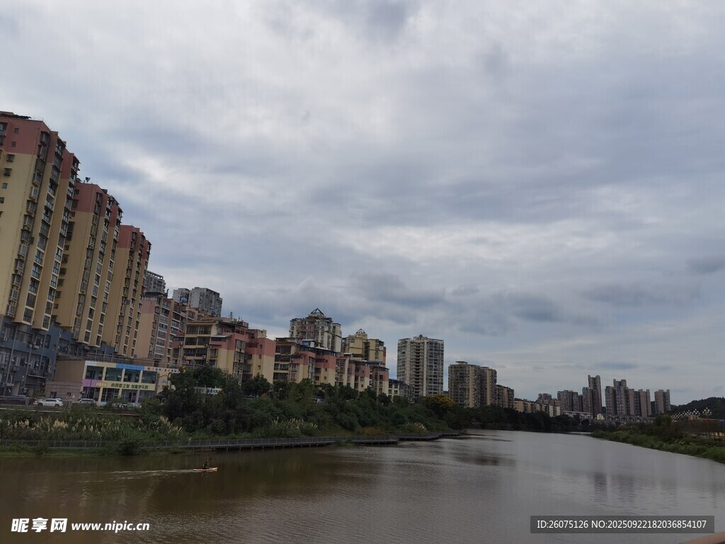 河畔城市景观