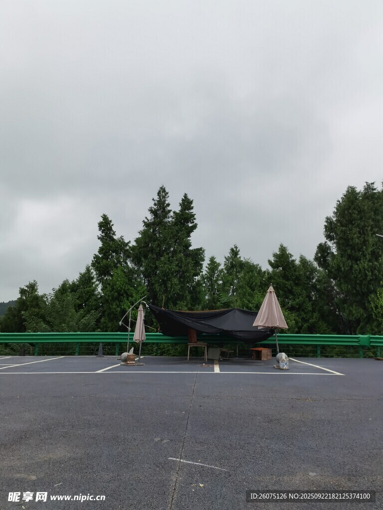 户外空旷地的黑色遮阳帘