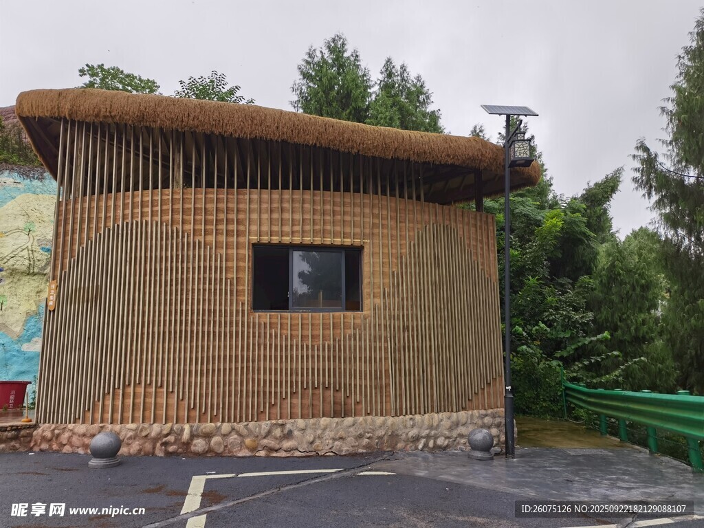 木质小屋坐落在山林间