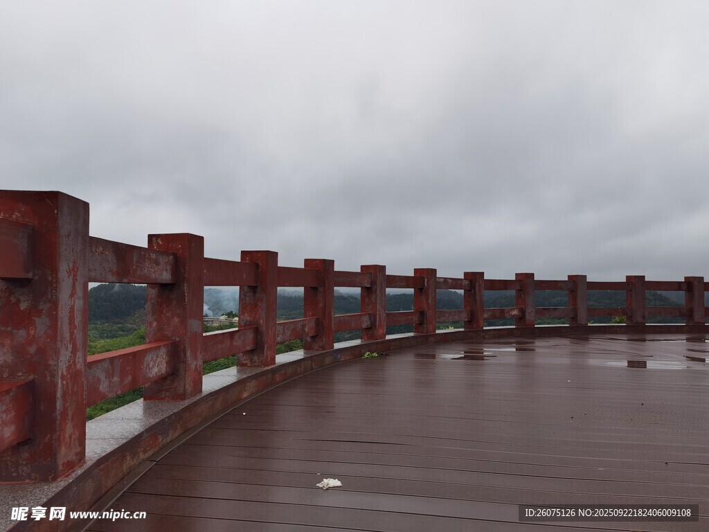 雨中木质观景台与围栏