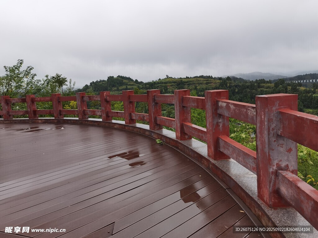 雨中木质观景台与红栏杆
