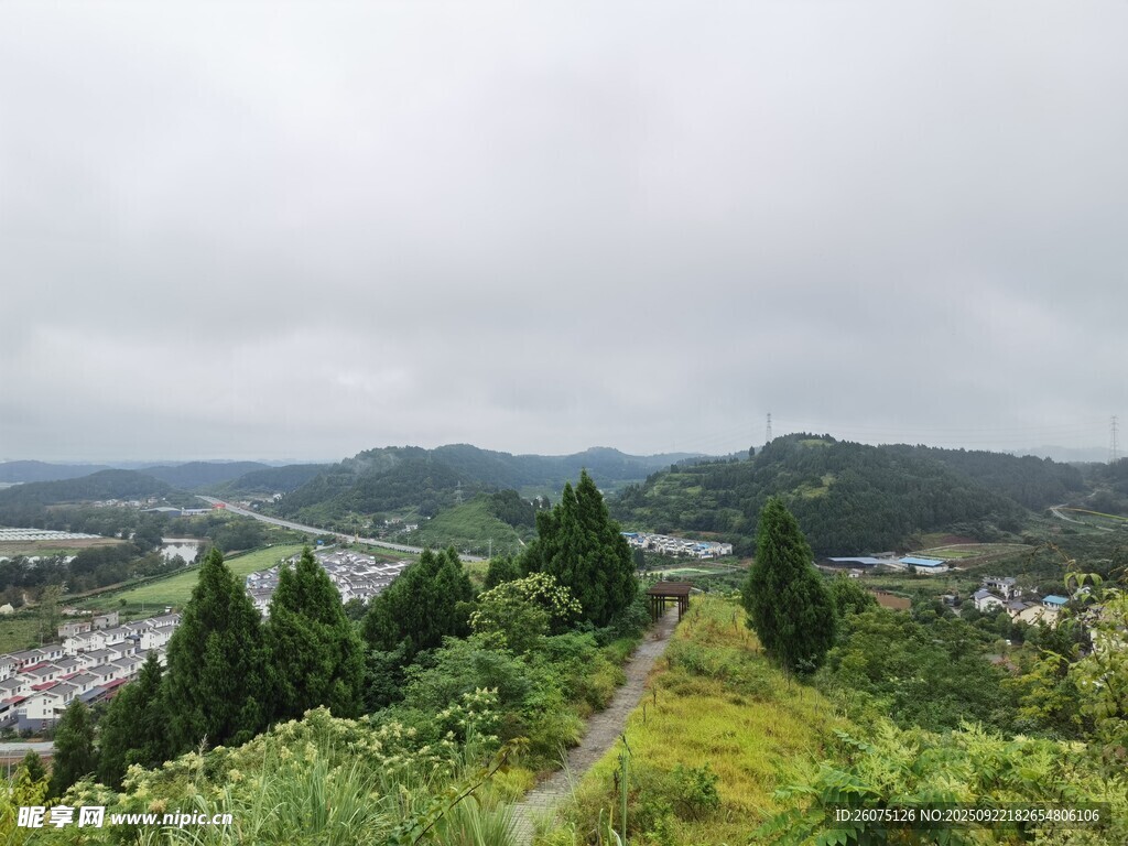 山间绿野风景