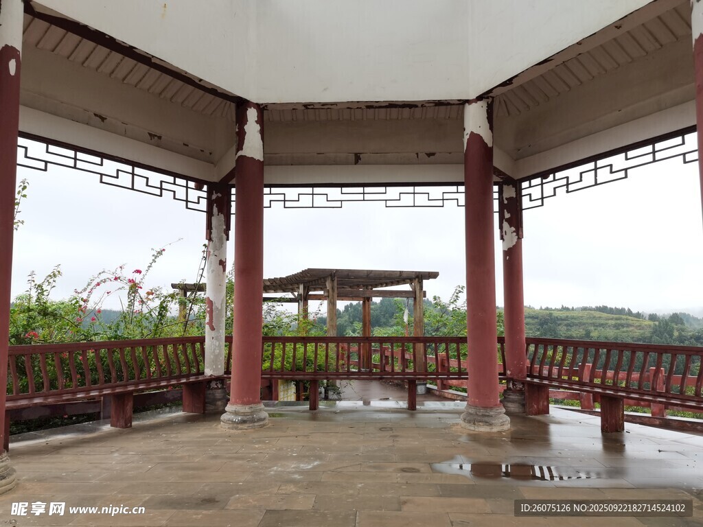 雨中古朴凉亭