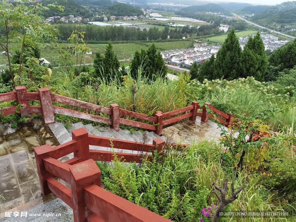 山间红栏步道俯瞰美景