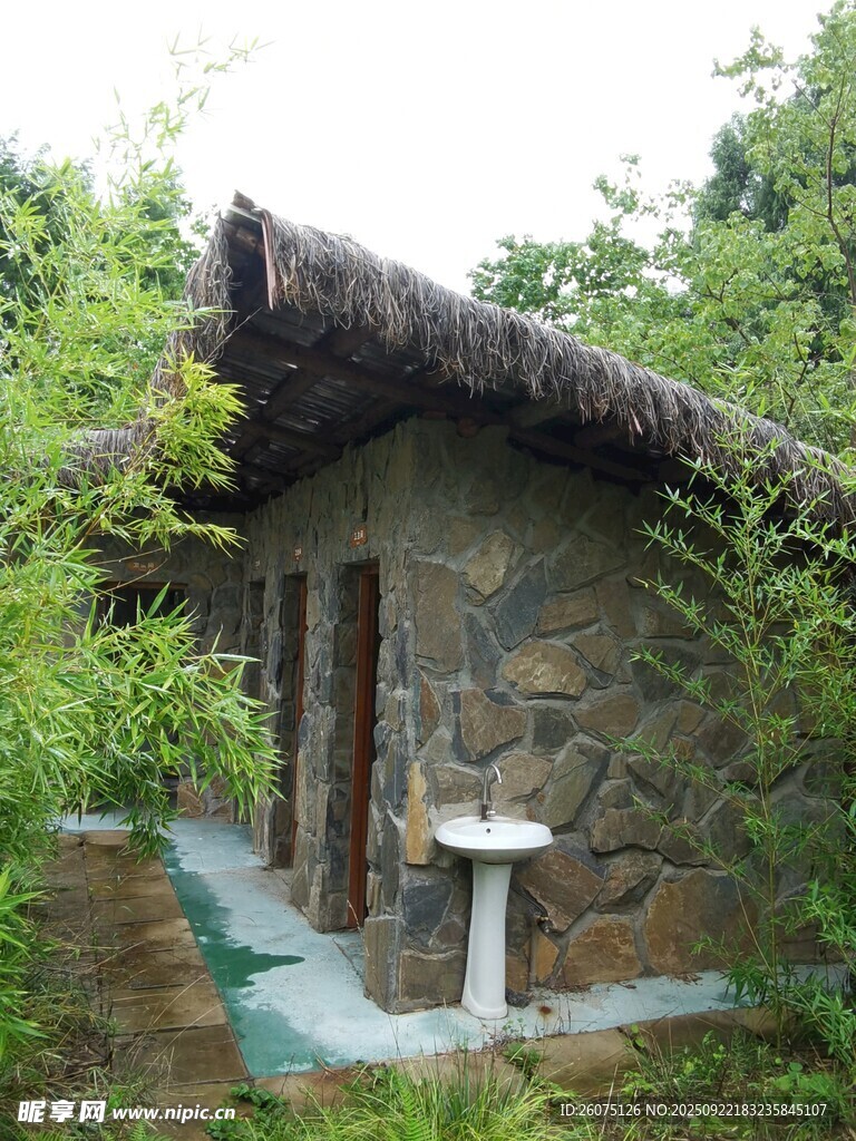 乡村石砌茅草小屋