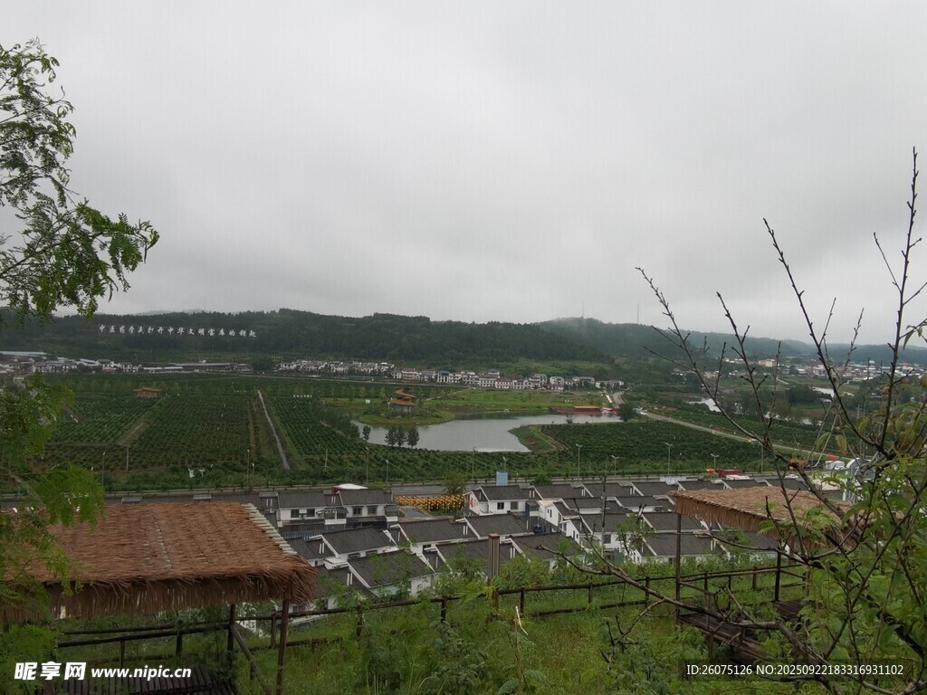 俯瞰山下城镇与停车场
