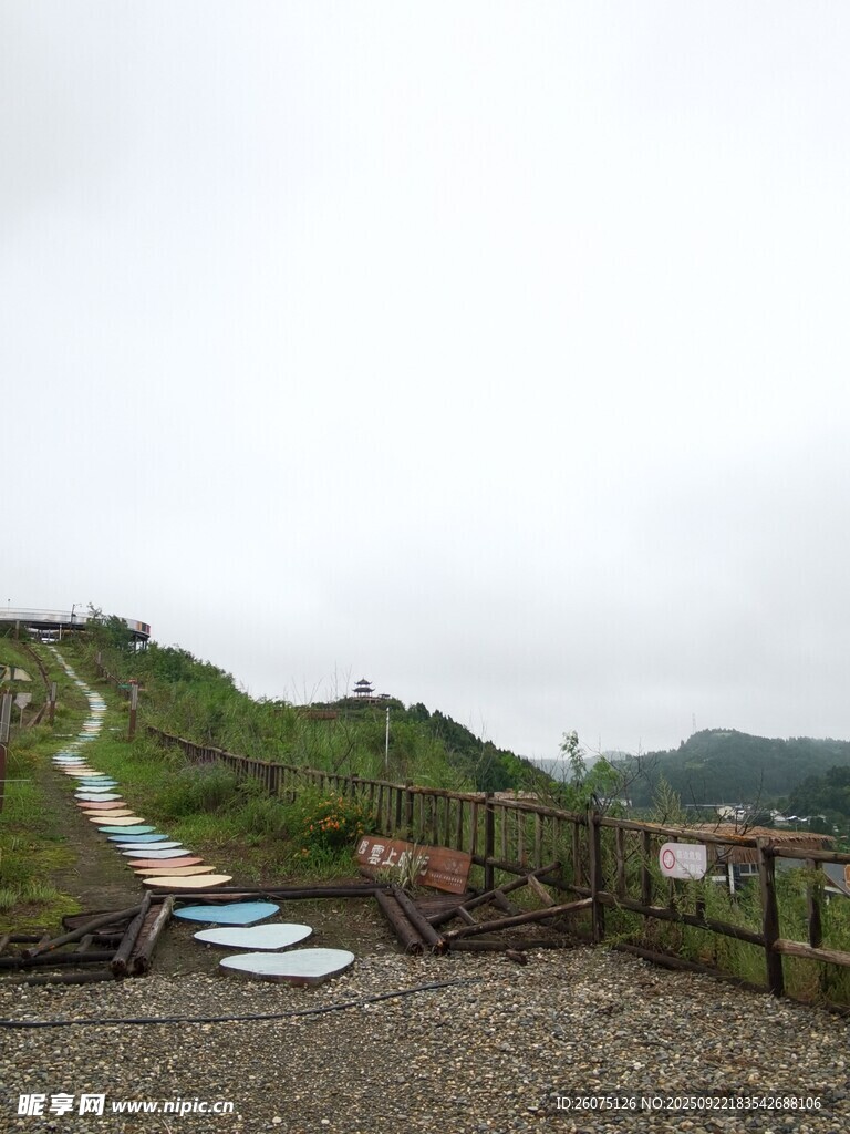 山间户外露营地场景