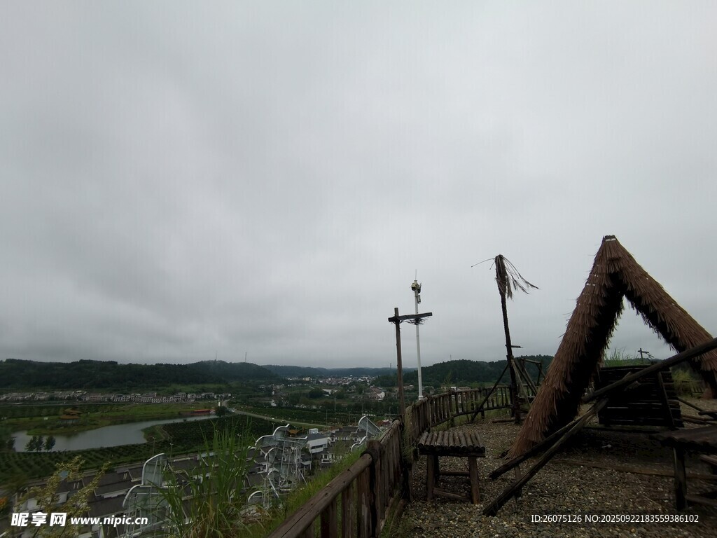 阴天户外的倾斜建筑场景