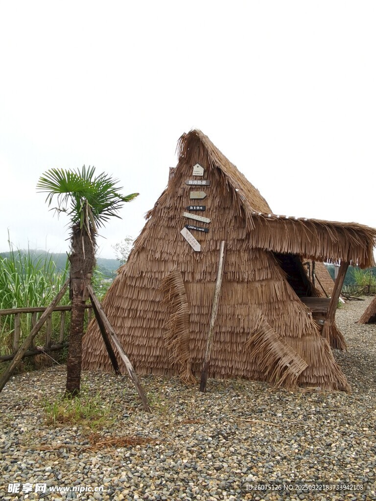 小草屋尽显质朴风情