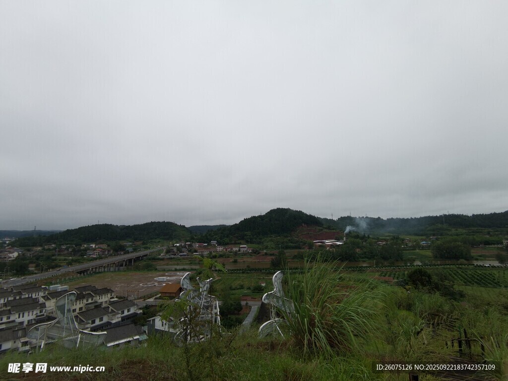 阴天乡村田野远景