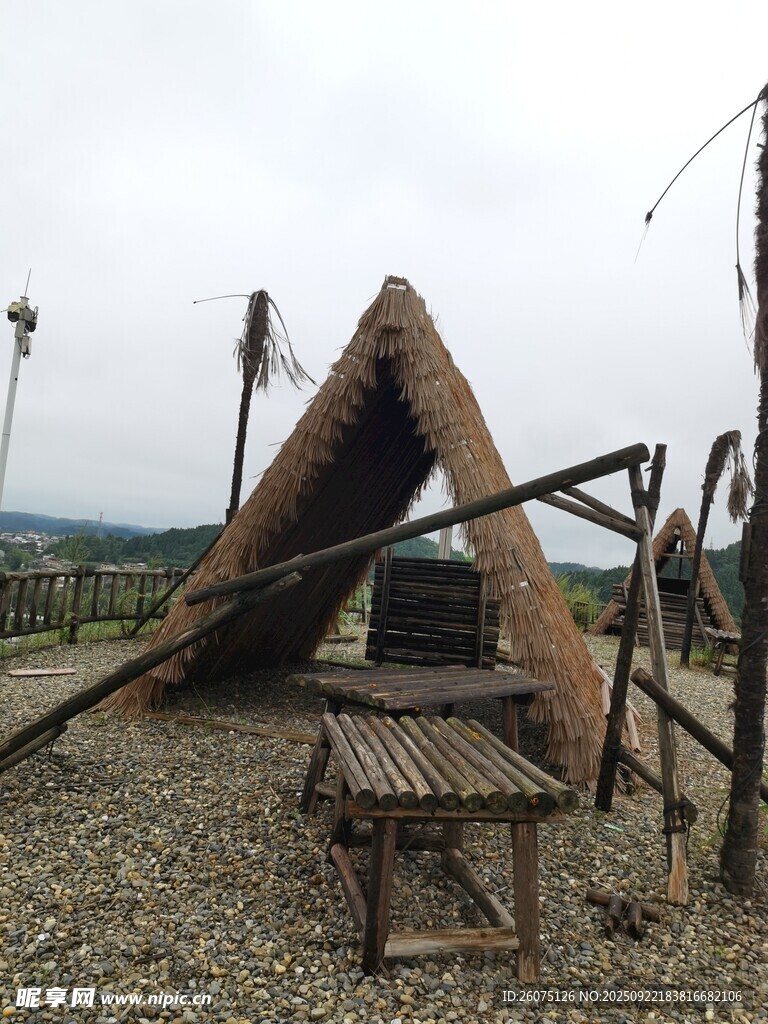 户外三角木构露营场景