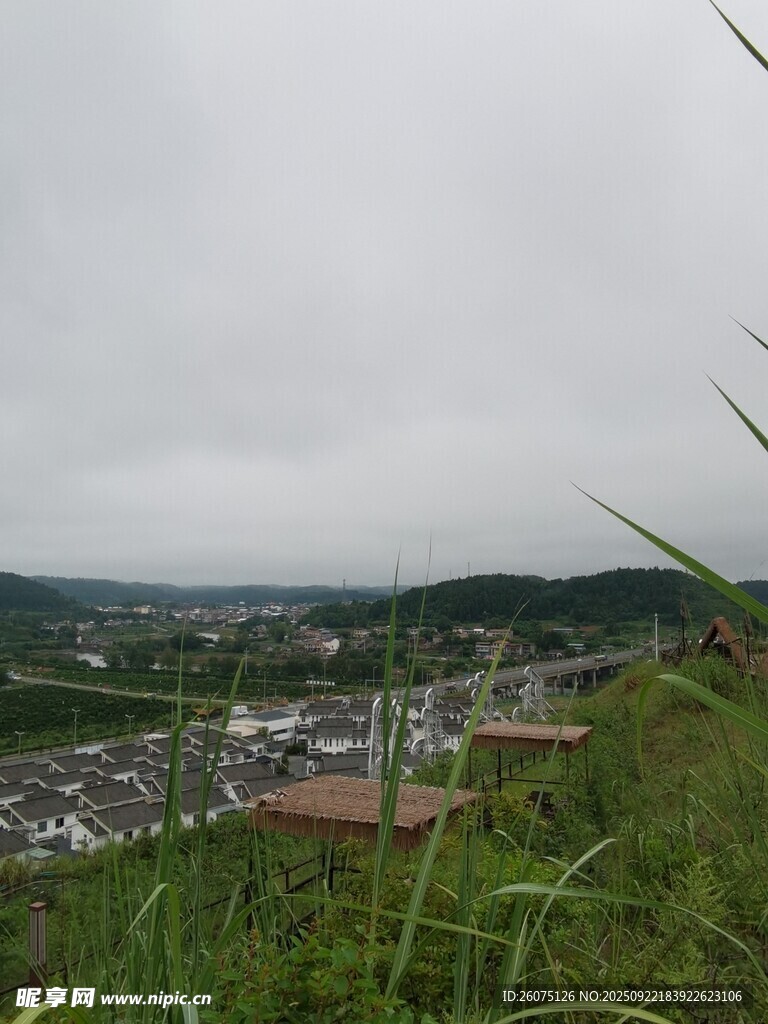 俯瞰山下城镇与茂密植被