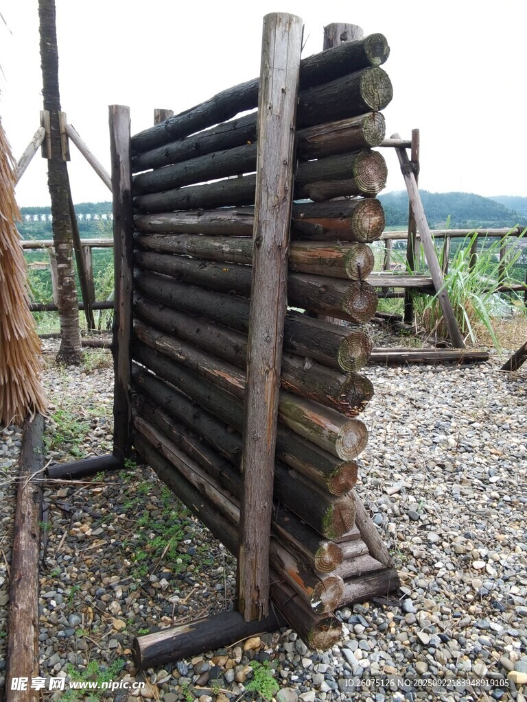 户外原木搭建的简易围栏