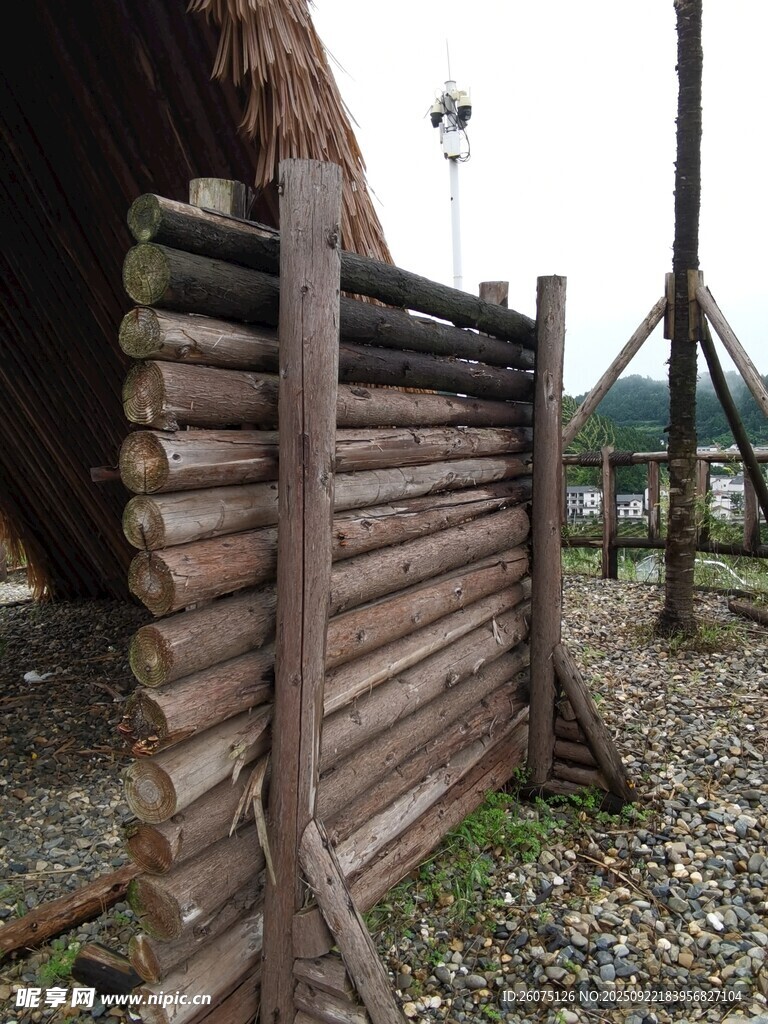 木质围栏古朴乡村景致