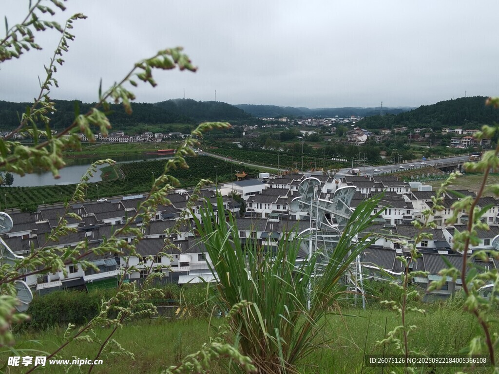 俯瞰山间小镇美景