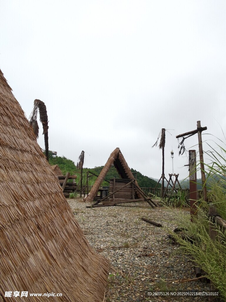 乡村茅草屋景观