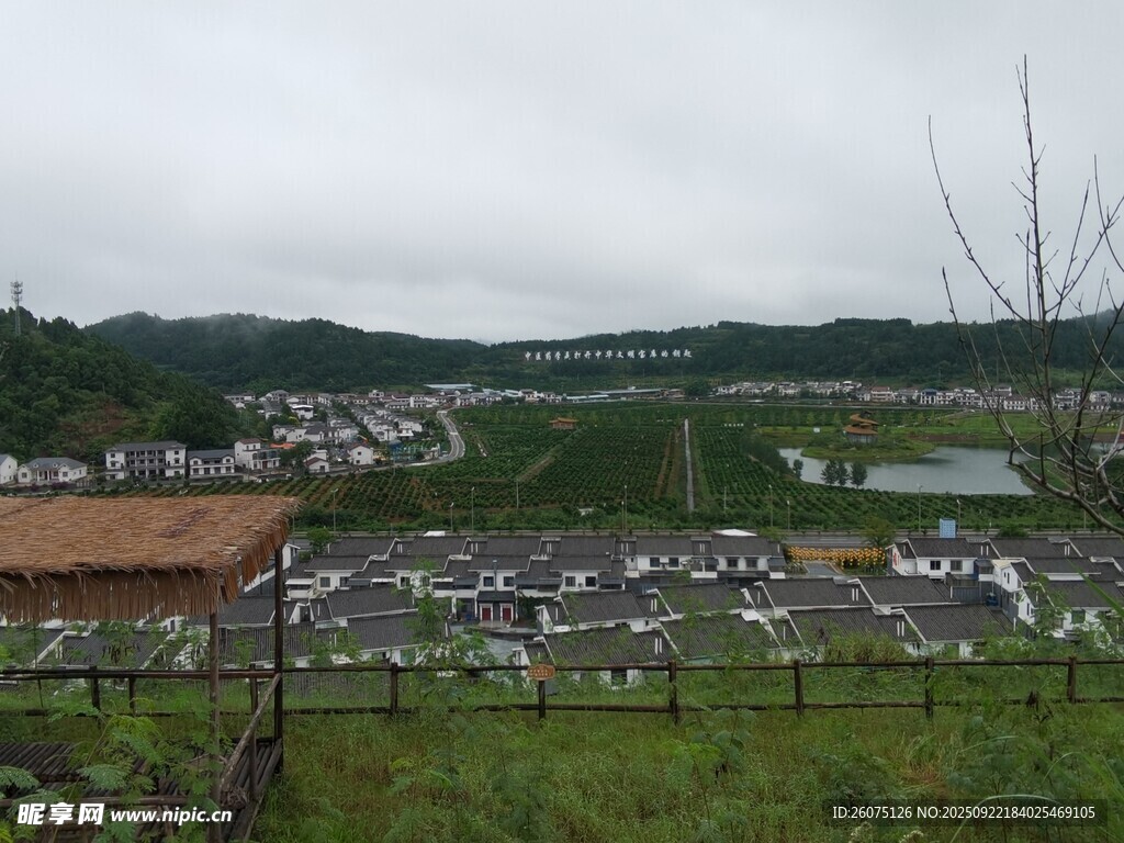 俯瞰乡村小镇景色