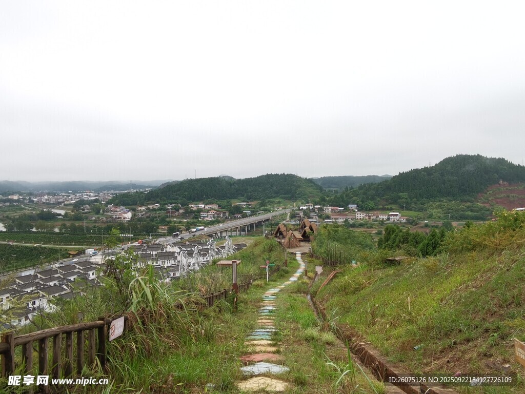 山间小径俯瞰村落美景