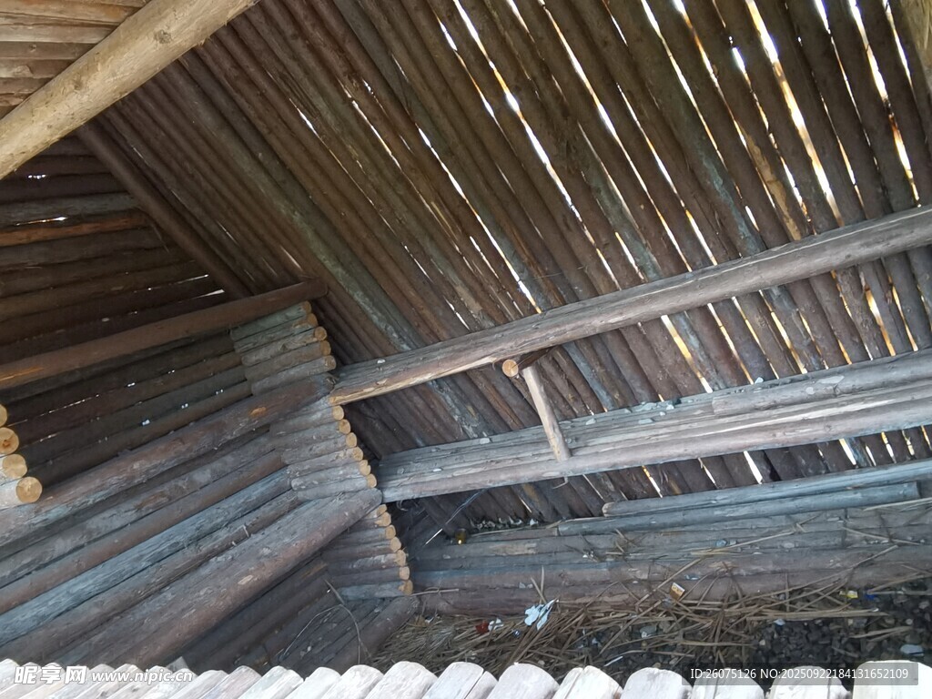 传统木屋内部屋顶结构