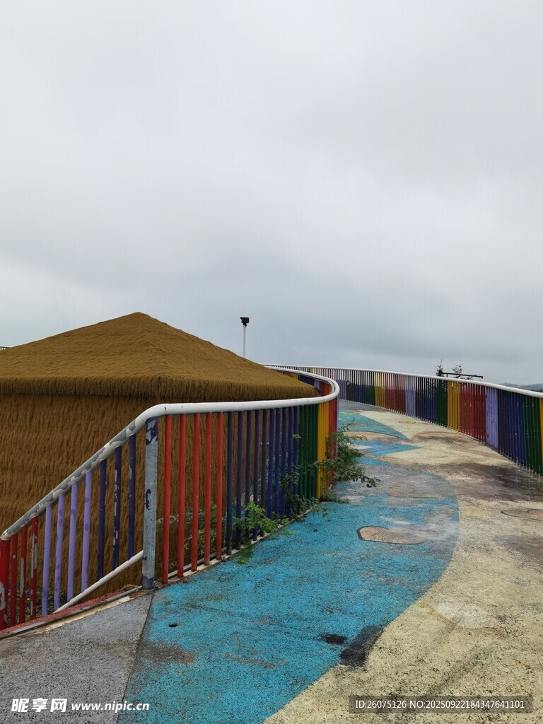 彩色围栏旁的海边步道