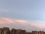 城市上空的粉蓝梦幻云彩