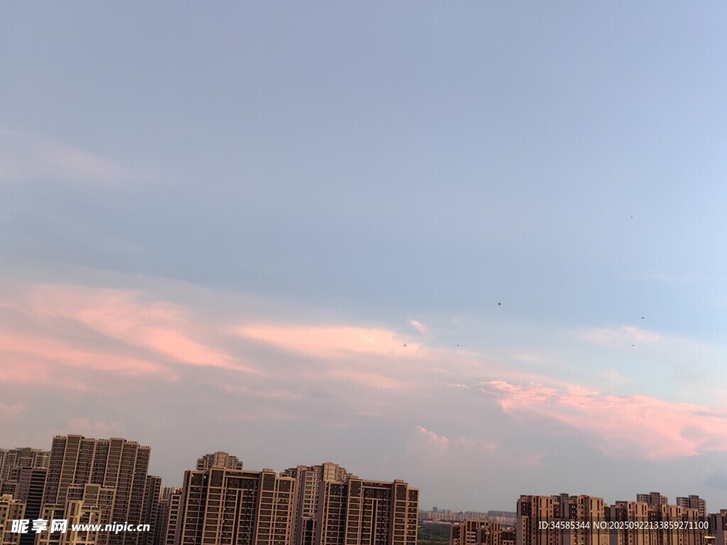 城市上空的粉蓝梦幻云彩