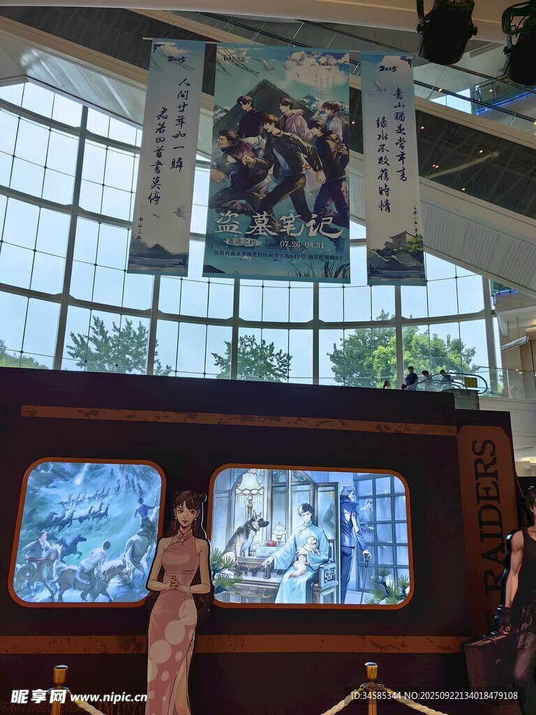 古风展厅中的汉服模特展示