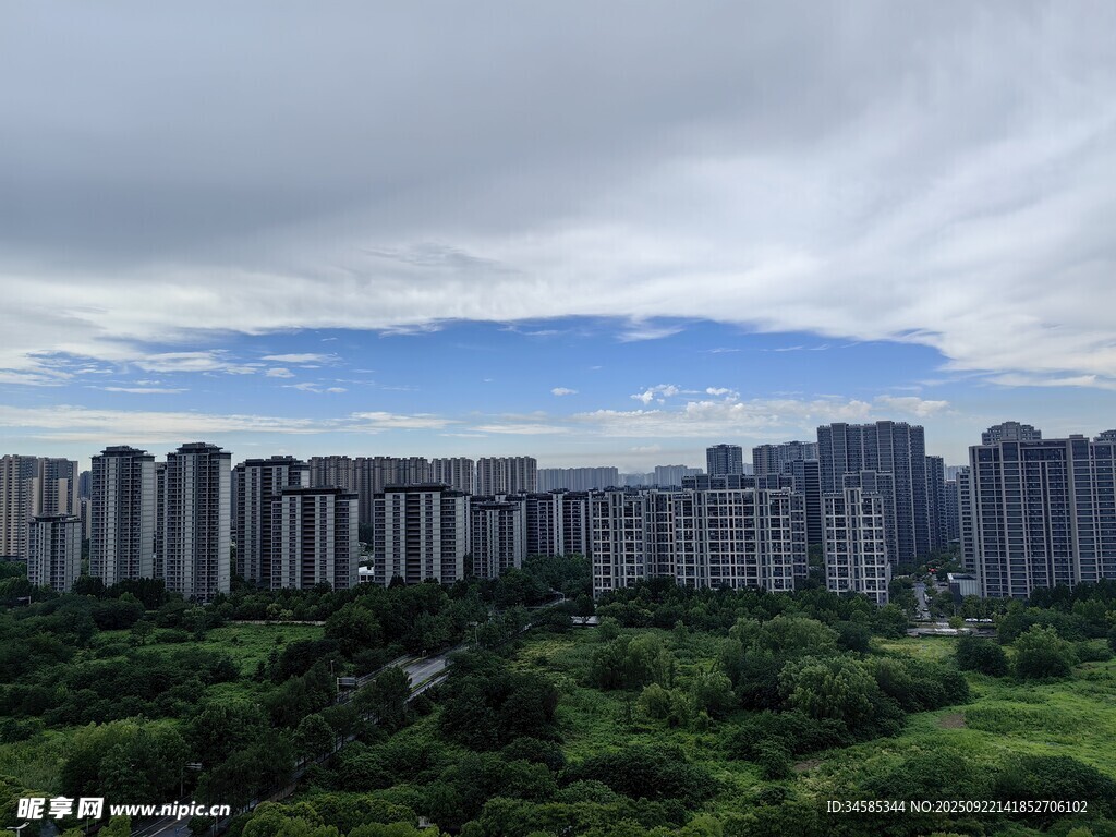城市高楼与绿意景观