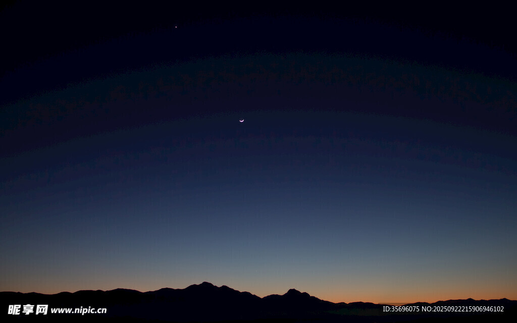 黄昏时分的山峦星空