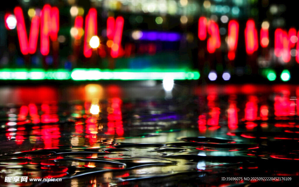 雨夜城市霓虹倒影