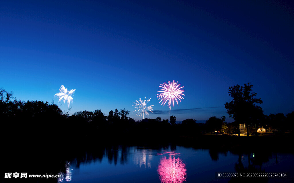 湖畔夜空中绚烂的烟花