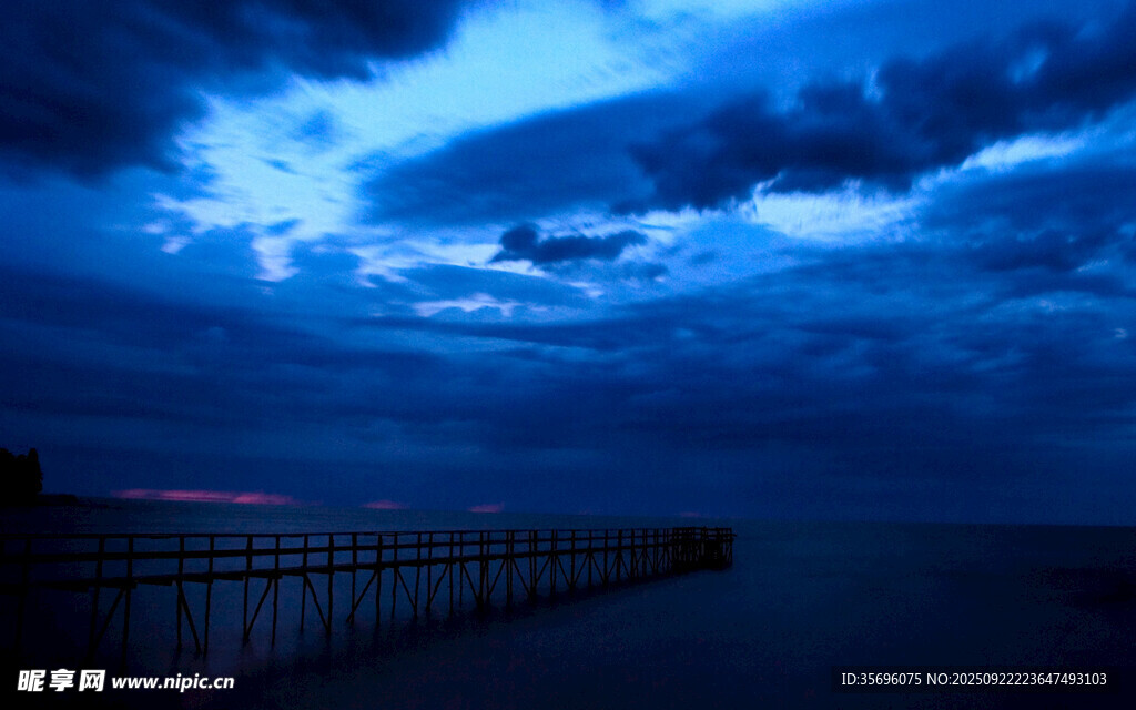 夜幕下的海边栈桥美景