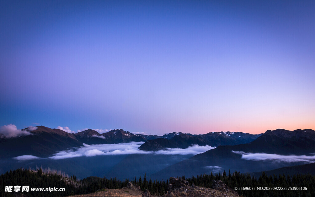 山间晨雾美景