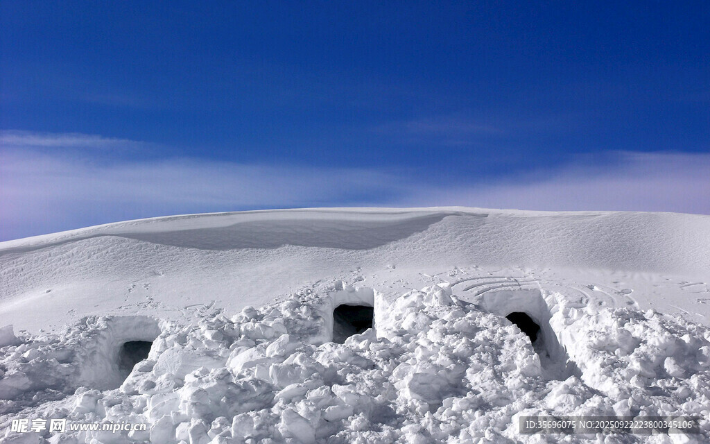 雪地中的神秘黑色物体