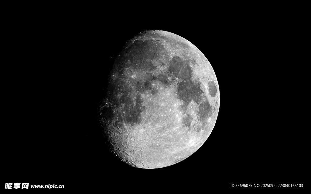 夜空中的半圆月亮
