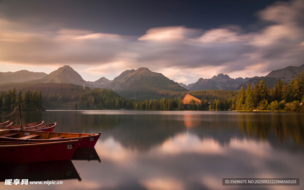 湖畔小船与山水暮色美景