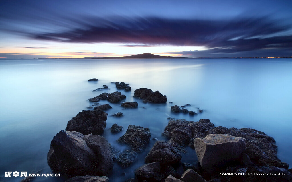 静谧海边的礁石夜景
