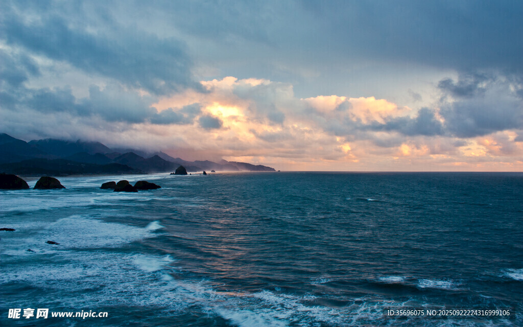 海边日落时分的美丽海景