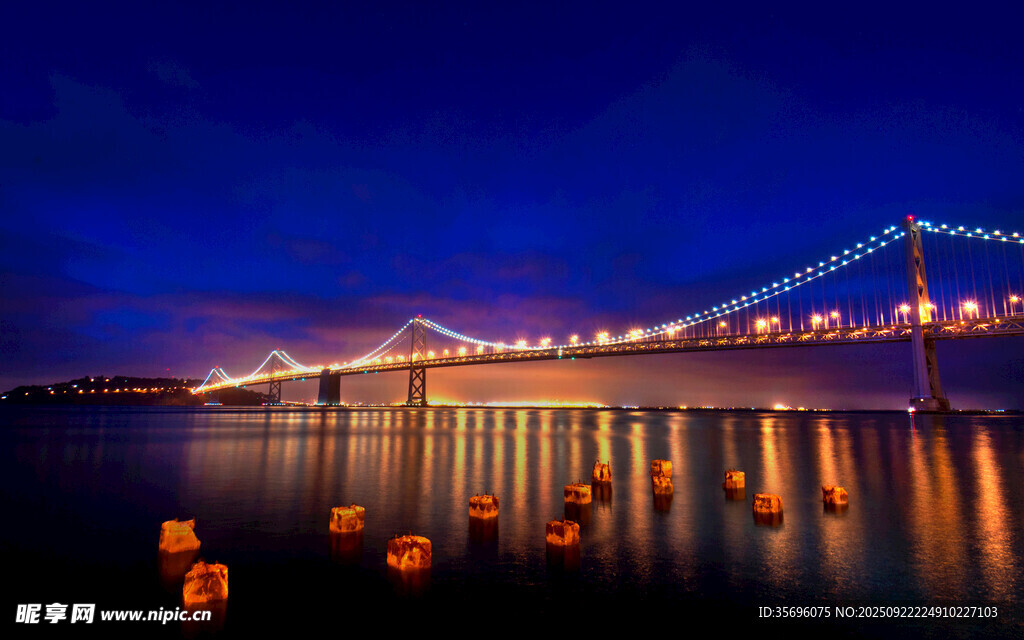 夜幕下璀璨的跨海大桥