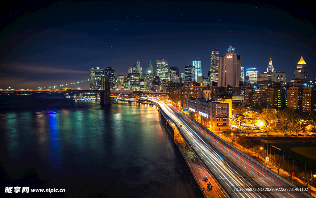纽约夜景中的桥梁与城市灯火