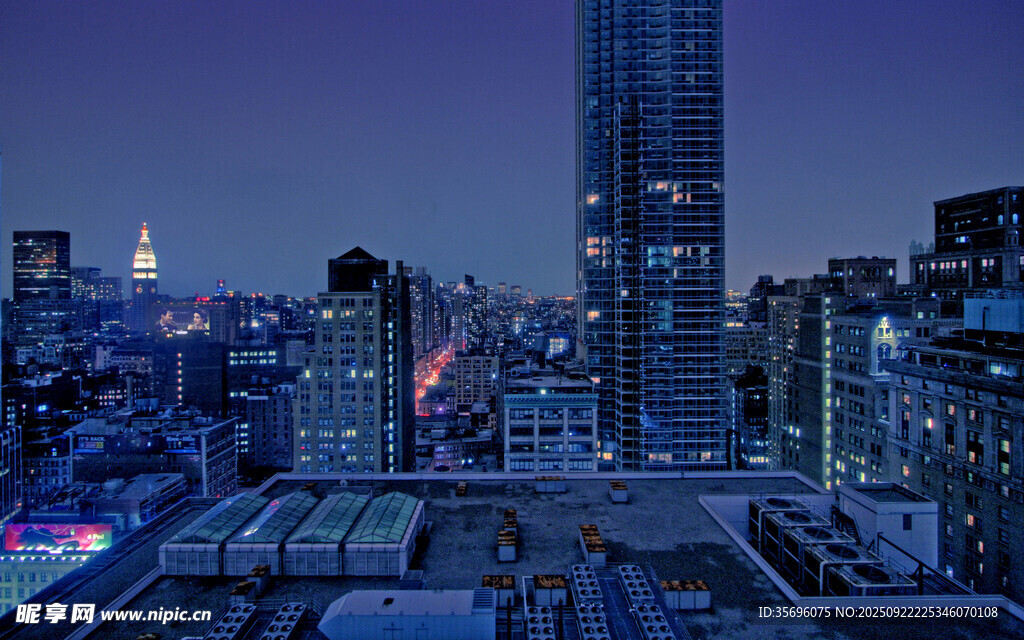城市夜景中的高楼灯火