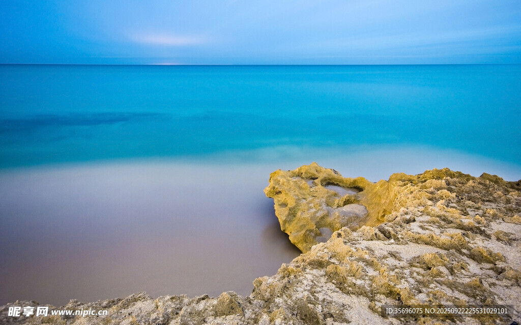 海边礁石美景