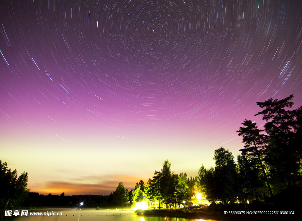 夜幕下的星空与林间灯火