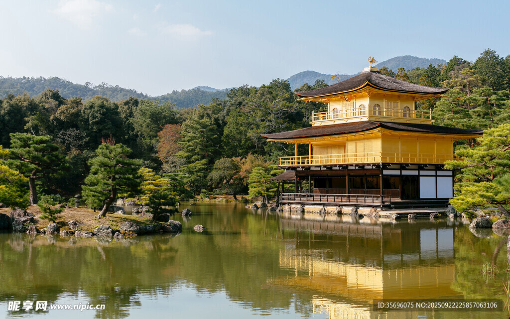 金阁寺倒映于静谧湖水