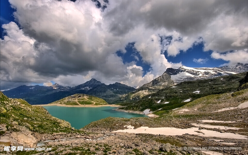 高山湖畔美景
