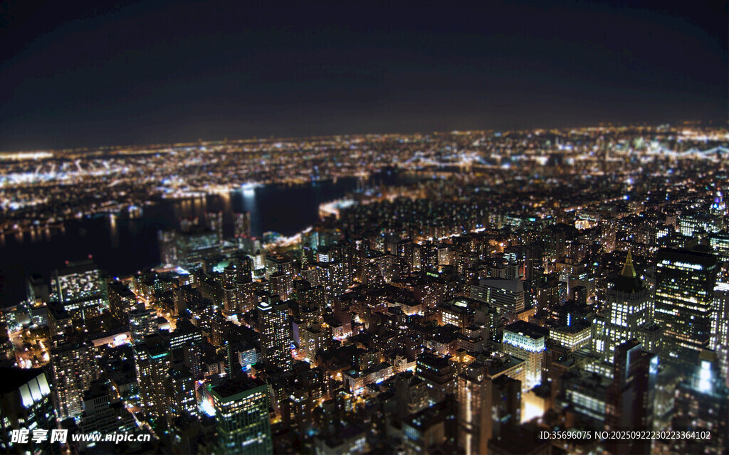 城市璀璨夜景俯瞰图